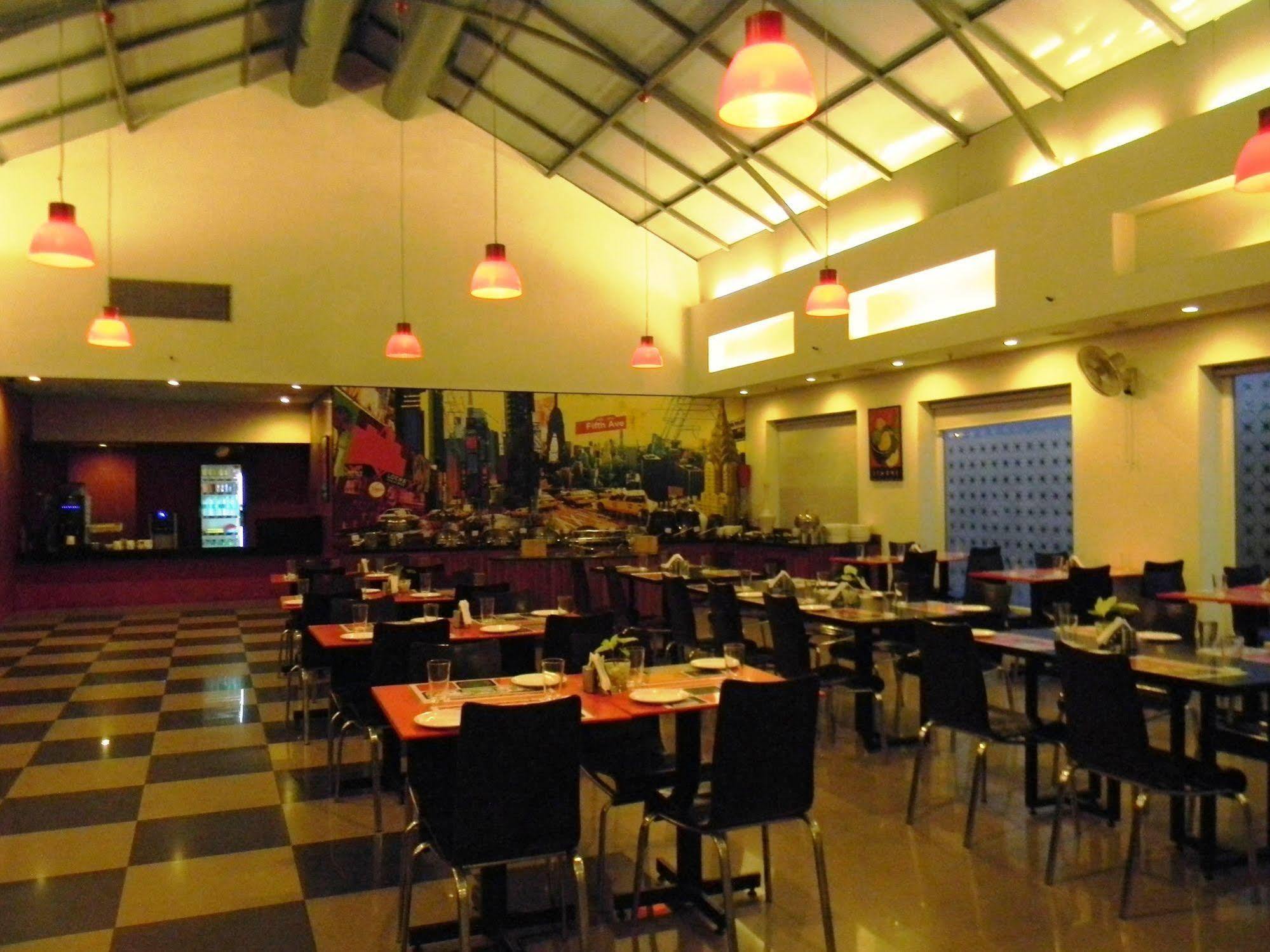 Red Fox By Lemon Tree Hotels, East Delhi Екстер'єр фото