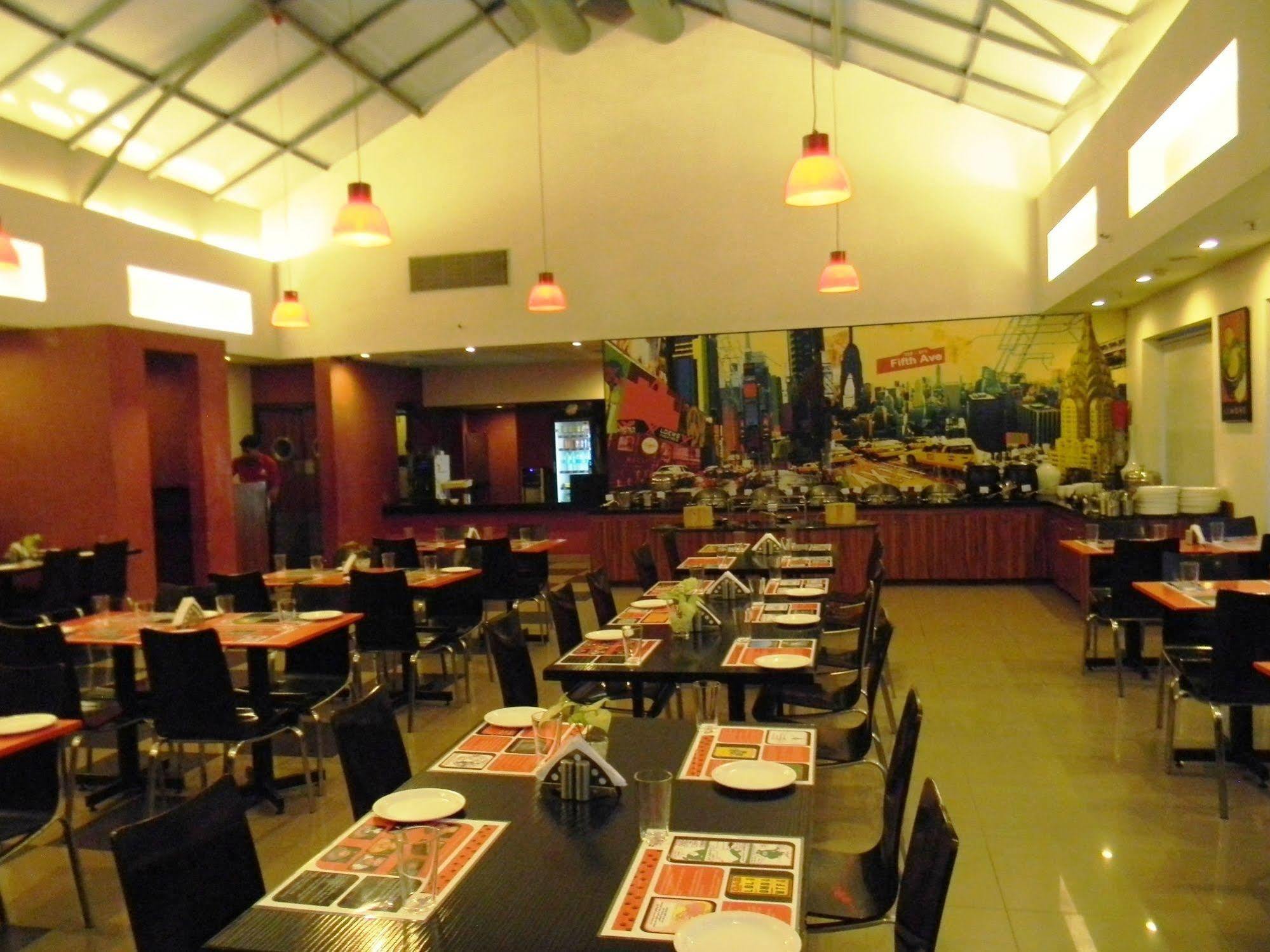 Red Fox By Lemon Tree Hotels, East Delhi Екстер'єр фото